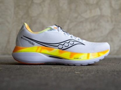 Seitliche Ansicht des Saucony Endorphin Trainer – gedämpfter Daily Trainer mit Speedroll-Technologie