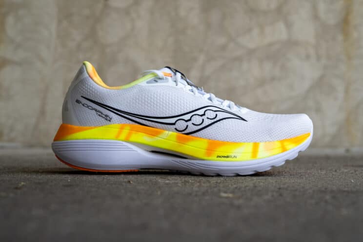 Seitliche Ansicht des Saucony Endorphin Trainer – gedämpfter Daily Trainer mit Speedroll-Technologie