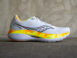 Seitliche Ansicht des Saucony Endorphin Trainer – gedämpfter Daily Trainer mit Speedroll-Technologie