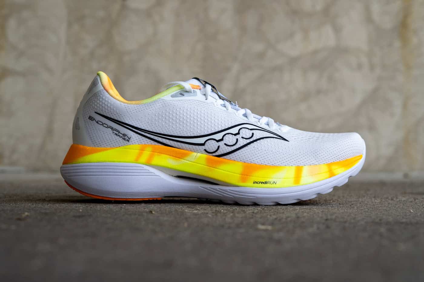 Seitliche Ansicht des Saucony Endorphin Trainer – gedämpfter Daily Trainer mit Speedroll-Technologie