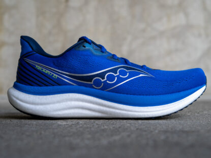„Saucony Triumph 23 Seitenansicht – komfortabler Laufschuh mit breiter Basis