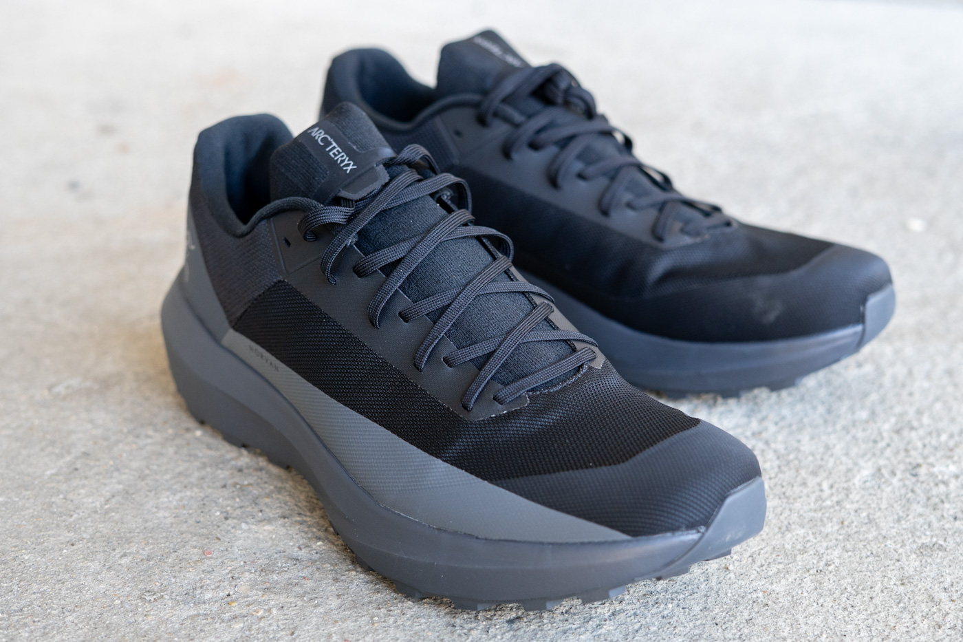 Moderate Polsterung und TPU-Overlay an der Ferse des Norvan LD 4 für stabilen Sitz