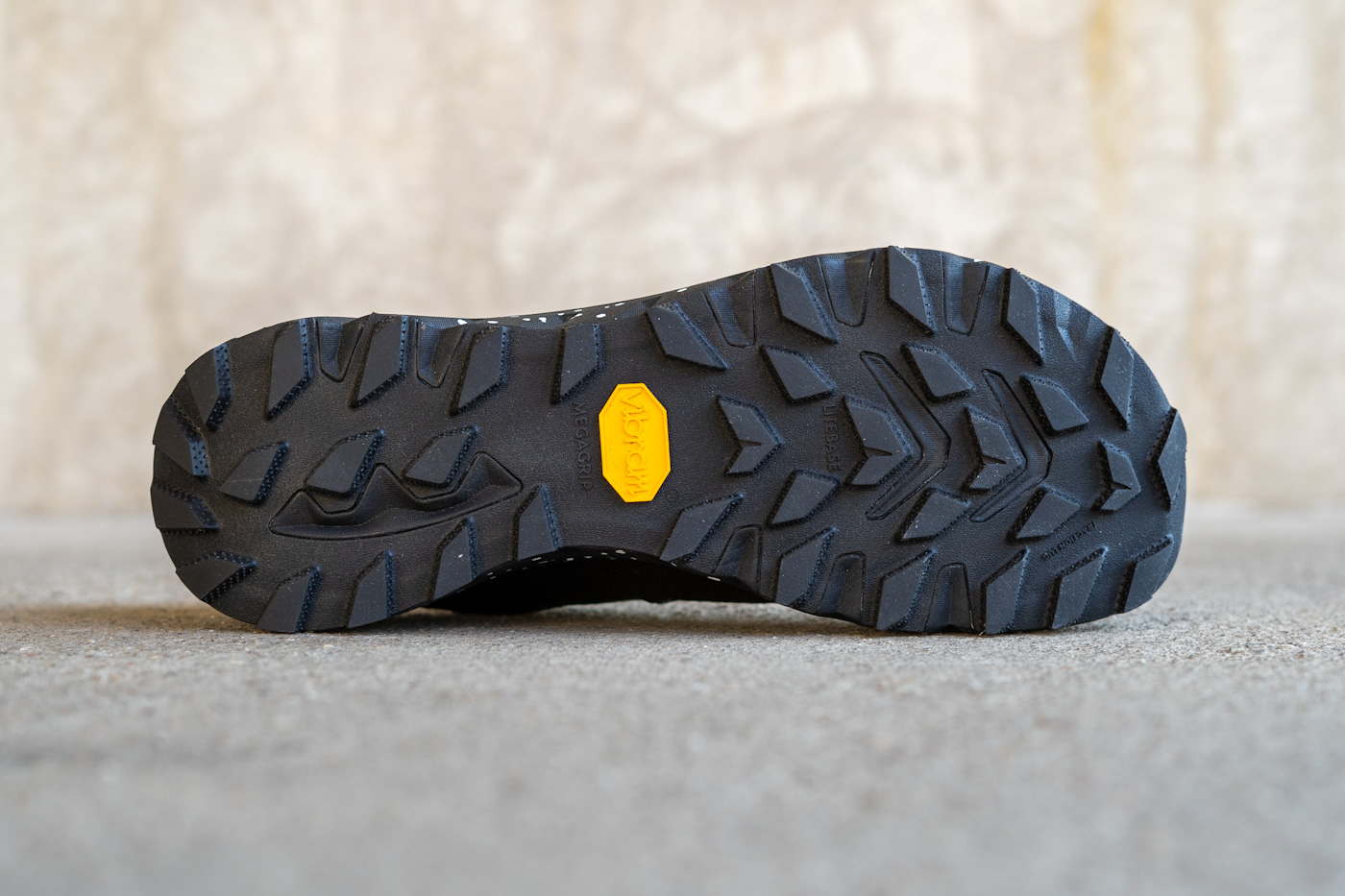 Vibram Litebase-Außensohle sorgt für Grip auf nassen Trails beim Explore Addict