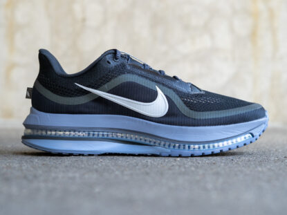Nike Pegasus Premium in der Seitenansicht – Hightech-Trainer mit dreifacher Dämpfungstechnologie