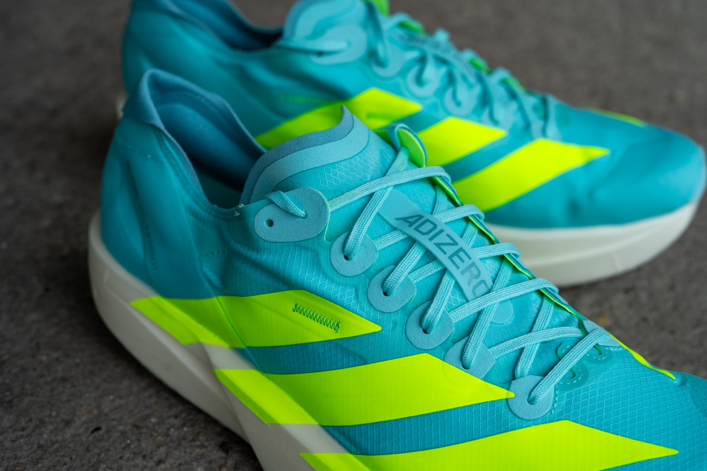 Dünnes, atmungsaktives Lightlock-Mesh-Obermaterial des Takumi Sen 11 mit festem Halt.