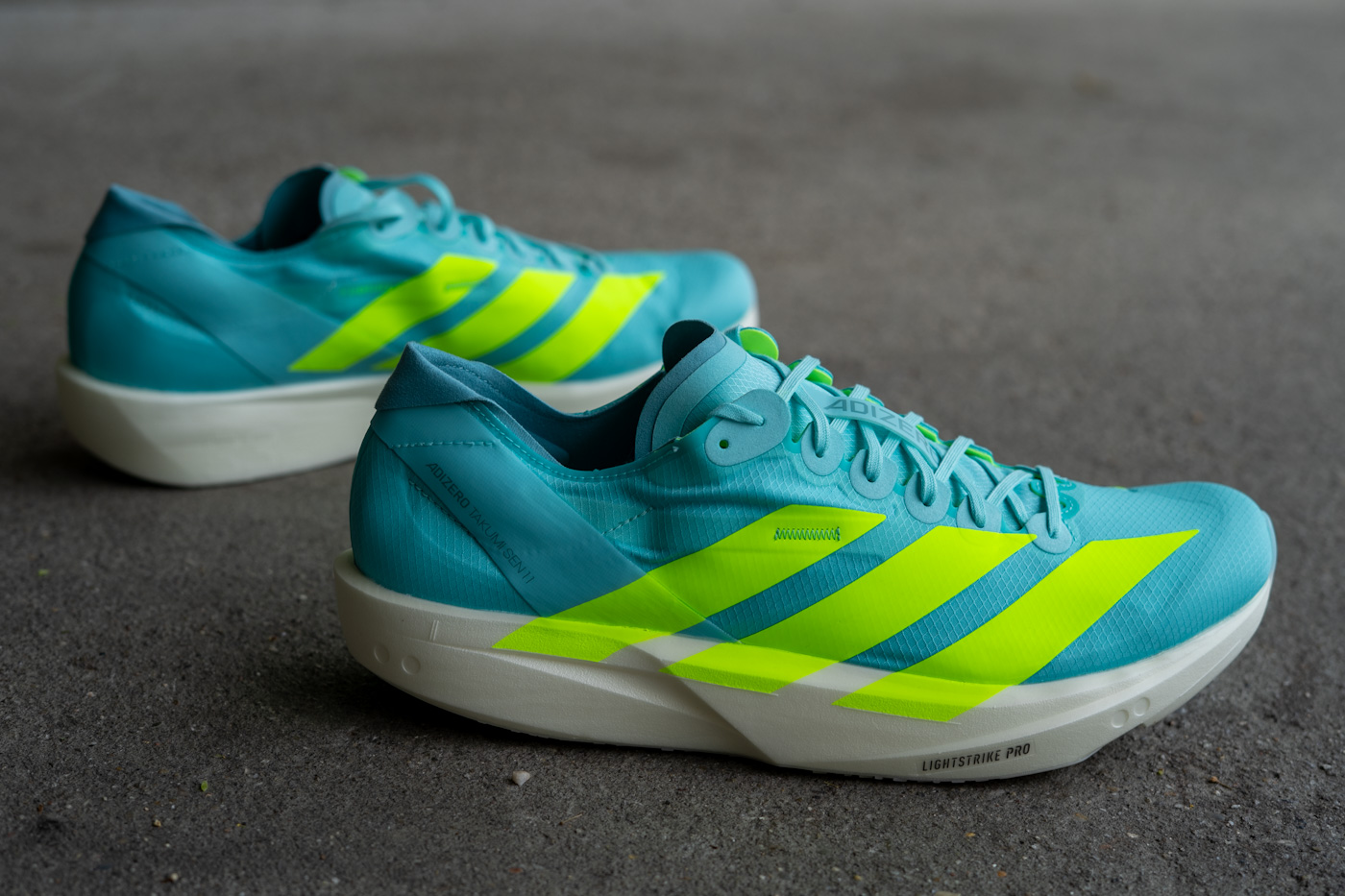 Adidas Adizero Takumi Sen 11 – leichter Wettkampfschuh für kurze Distanzen in der Gesamtansicht.