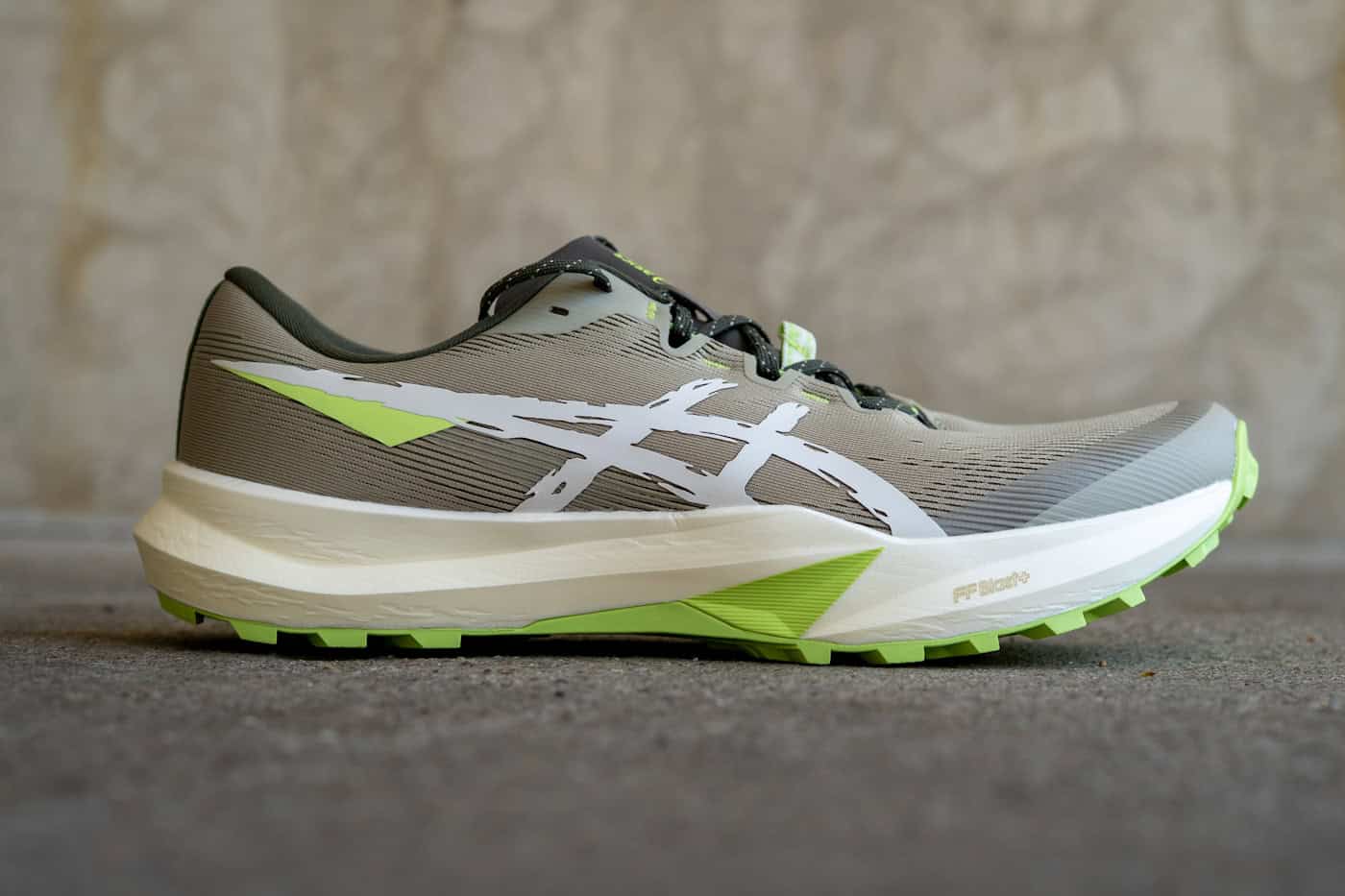 Seitenansicht des Asics Fuji Lite 6 mit flacher Geometrie und Trailprofil