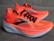 Seitenansicht des Brooks Hyperion Max 3 mit sichtbarer RapidRoll-Geometrie