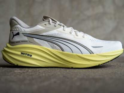 Seitenansicht des Puma Velocity NITRO 4 mit betonter Fersenhöhe und modernem Mesh-Upper.