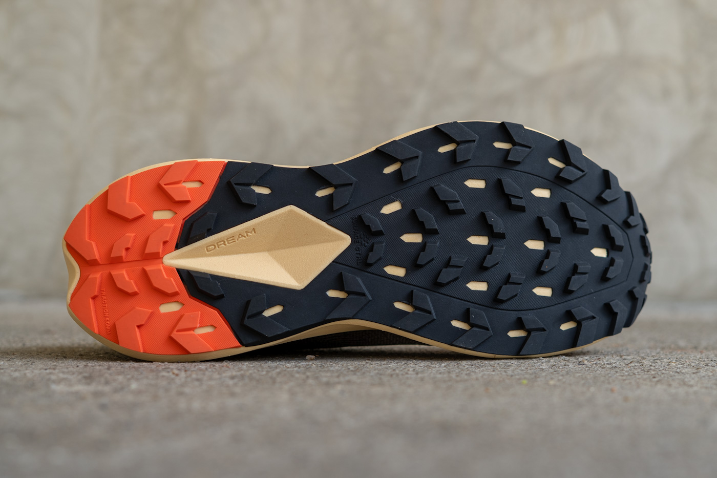 Gripstarke SURFACE CTRL Außensohle des Enduris 4 mit 4-mm-Stollen für sichere Traktion auf Trailuntergründen.