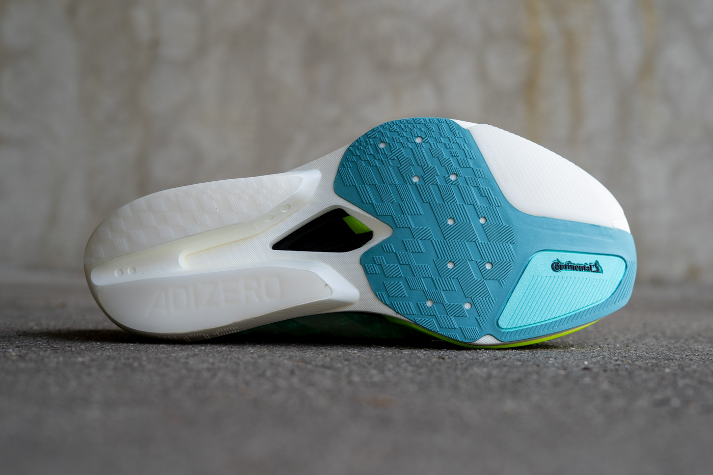 Continental-Gummiaußensohle mit Lighttraxion-Elementen für Grip auf nassem und trockenem Asphalt beim Adidas Prime X 3 Strung