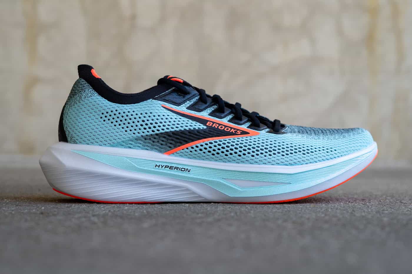 Brooks Hyperion 3 Seitenansicht – dynamischer Lightweight-Trainer mit klarer Rocker-Geometrie