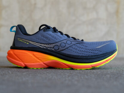 Saucony Hurricane 25 Seitenansicht – 38 mm Fersenhöhe, breite Basis und stabile Mittelsohle für lange Läufe