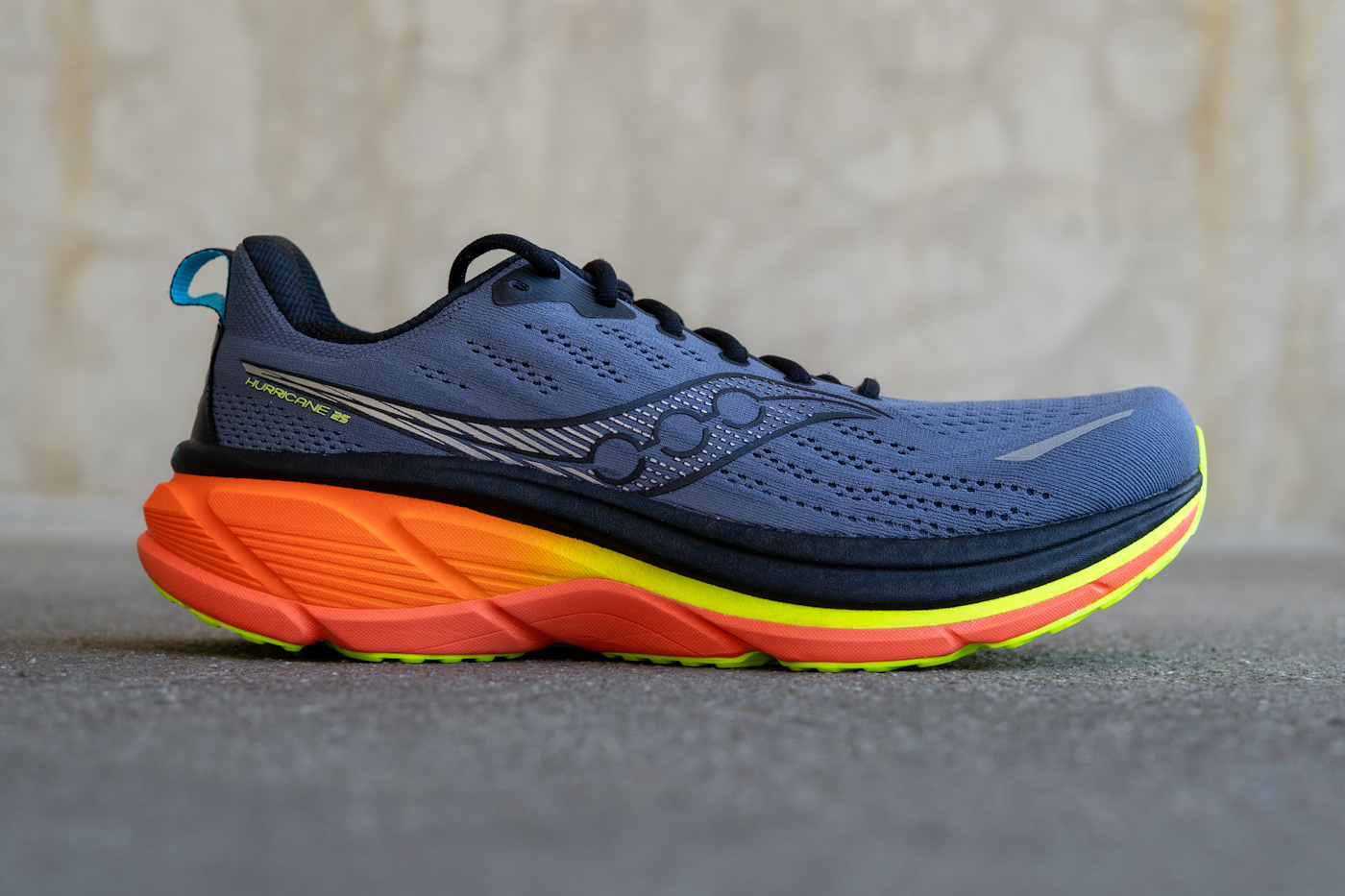Saucony Hurricane 25 Seitenansicht – 38 mm Fersenhöhe, breite Basis und stabile Mittelsohle für lange Läufe