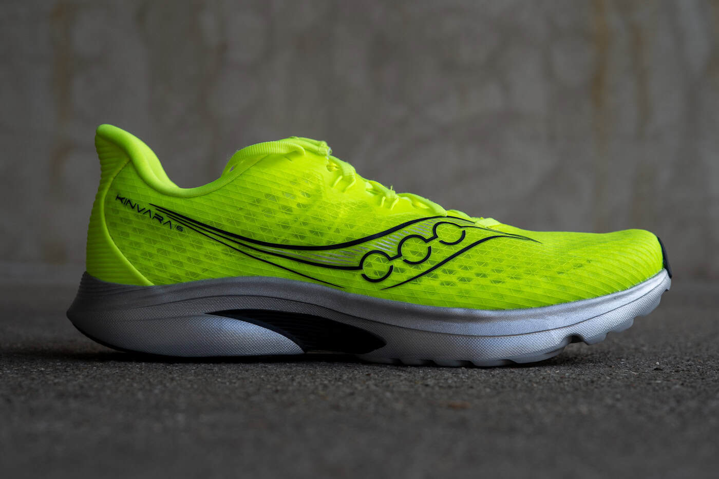 Saucony Kinvara 16 Seitenansicht – 29 mm Ferse, 25 mm Vorfuß und direkter Aufbau für natürliches Abrollen