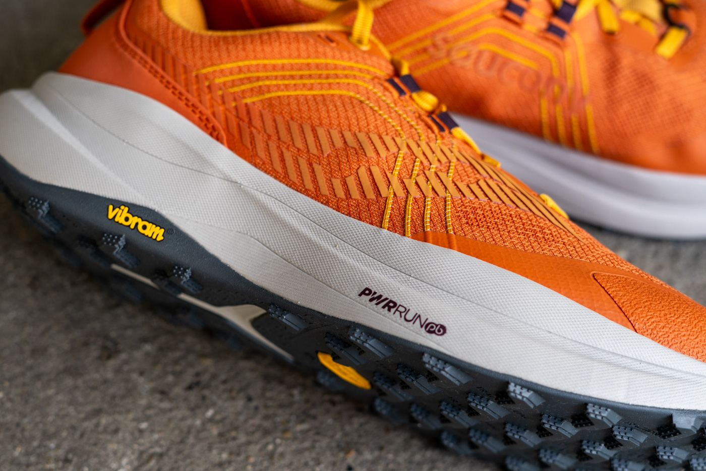 PWRRUN-PB-Zwischensohle des Saucony Xodus Ultra 4 für reaktive Dämpfung und Stabilität im Gelände