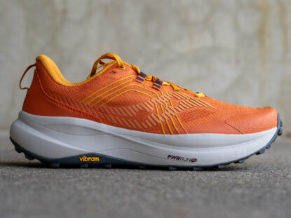 Saucony Xodus Ultra 4 – Seitenprofil mit PWRRUN-PB-Mittelsohle und Vibram-Megagrip-Außensohle