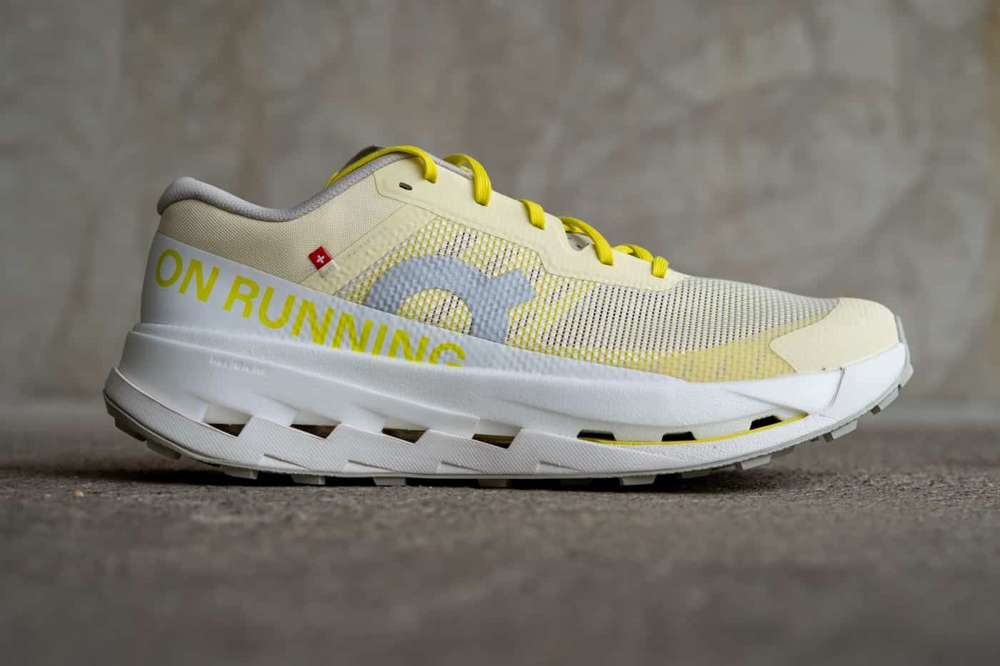 On Cloudultra 3 – Trailschuh für lange Distanzen mit 6 mm Sprengung in der Seitenansicht