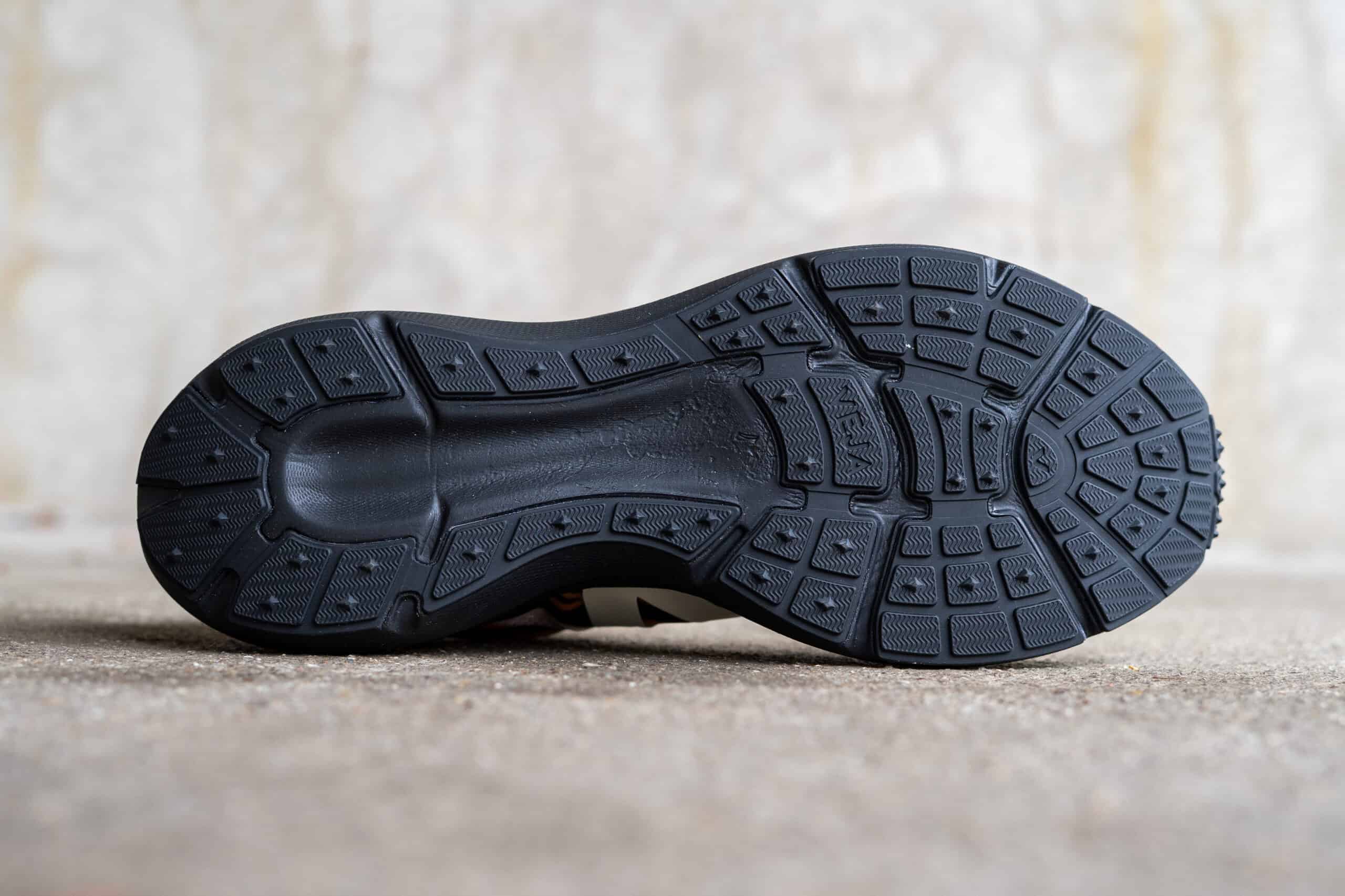 Profilsohle des Veja Condor 3 Advanced mit griffigem Gummi-Mix für Asphalt und Schotterwege