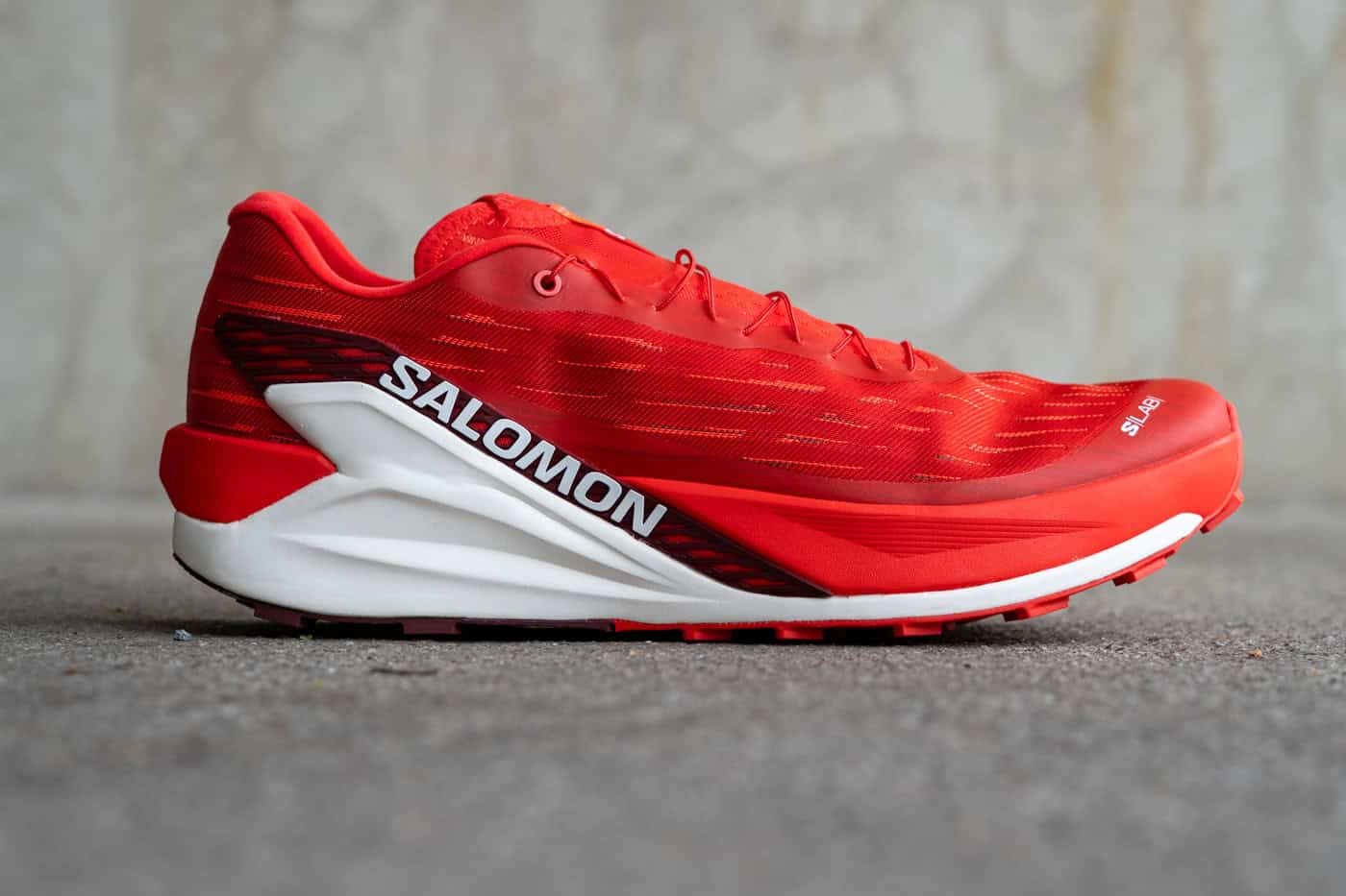 Salomon S/LAB Pulsar 4 – leichter Performance-Trailschuh mit 6 mm Sprengung in der Seitenansicht
