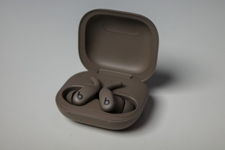 Beats Powerbeats Fit im Ladecase – kompakte Bauweise
