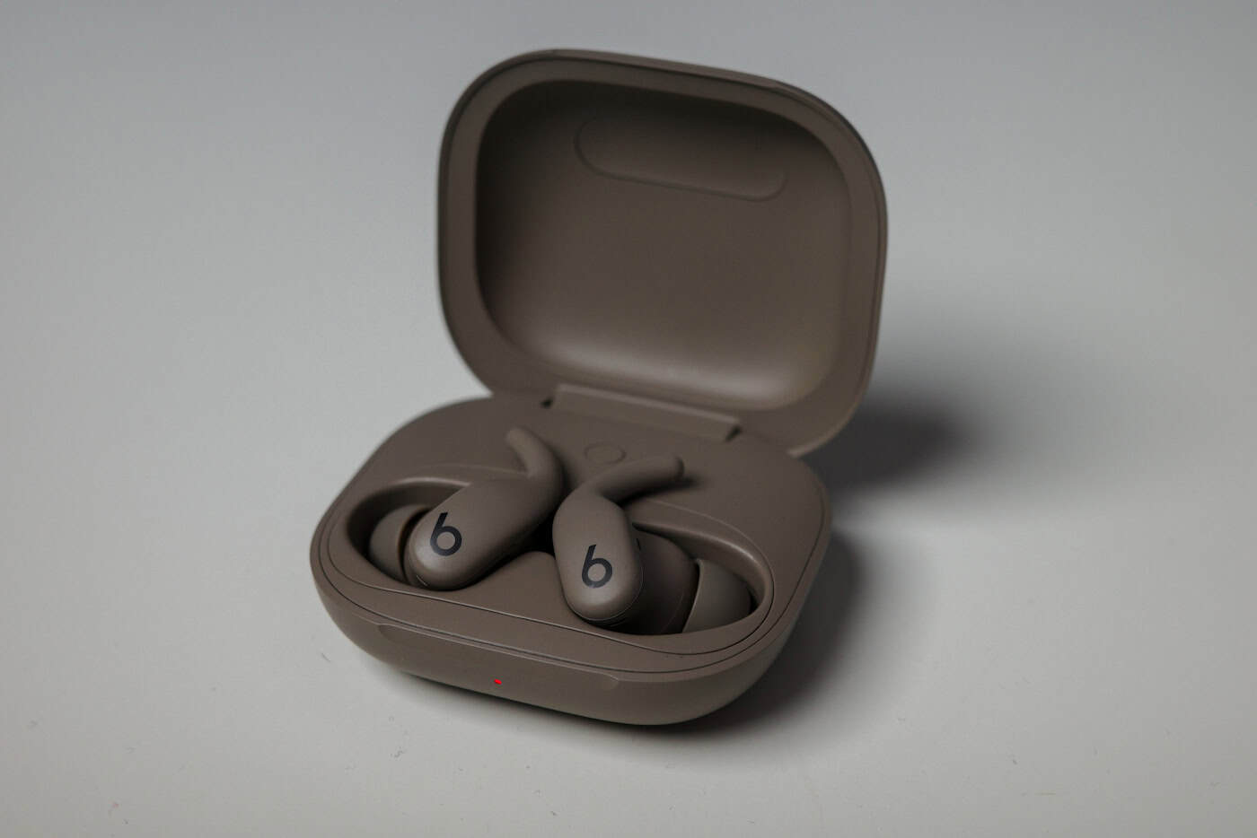 Beats Powerbeats Fit im Ladecase – kompakte Bauweise