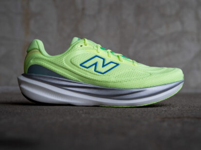 Seitenansicht des New Balance 1080 v15 mit neuer Mittelsohle