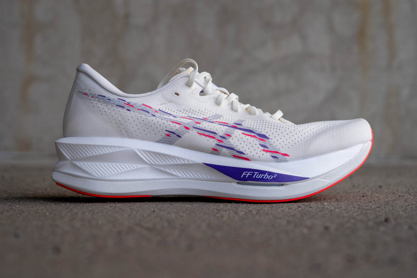 ASICS Sonicblast Seitenansicht – Tempotrainer mit Pebax-Platte