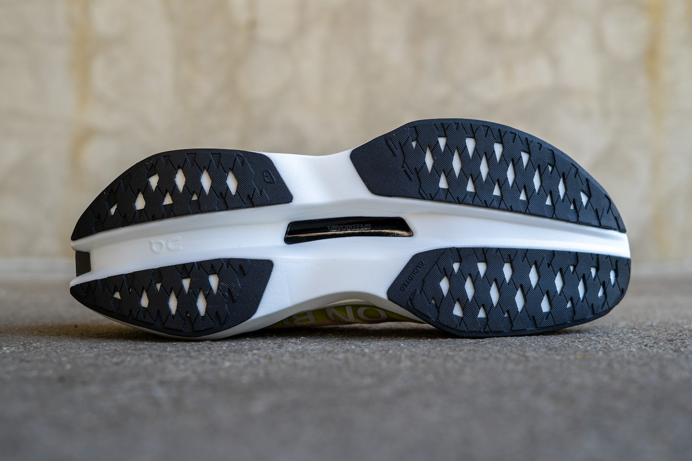 On Cloudboom Max Seitenansicht – Carbon-Schuh mit moderatem Aufbau