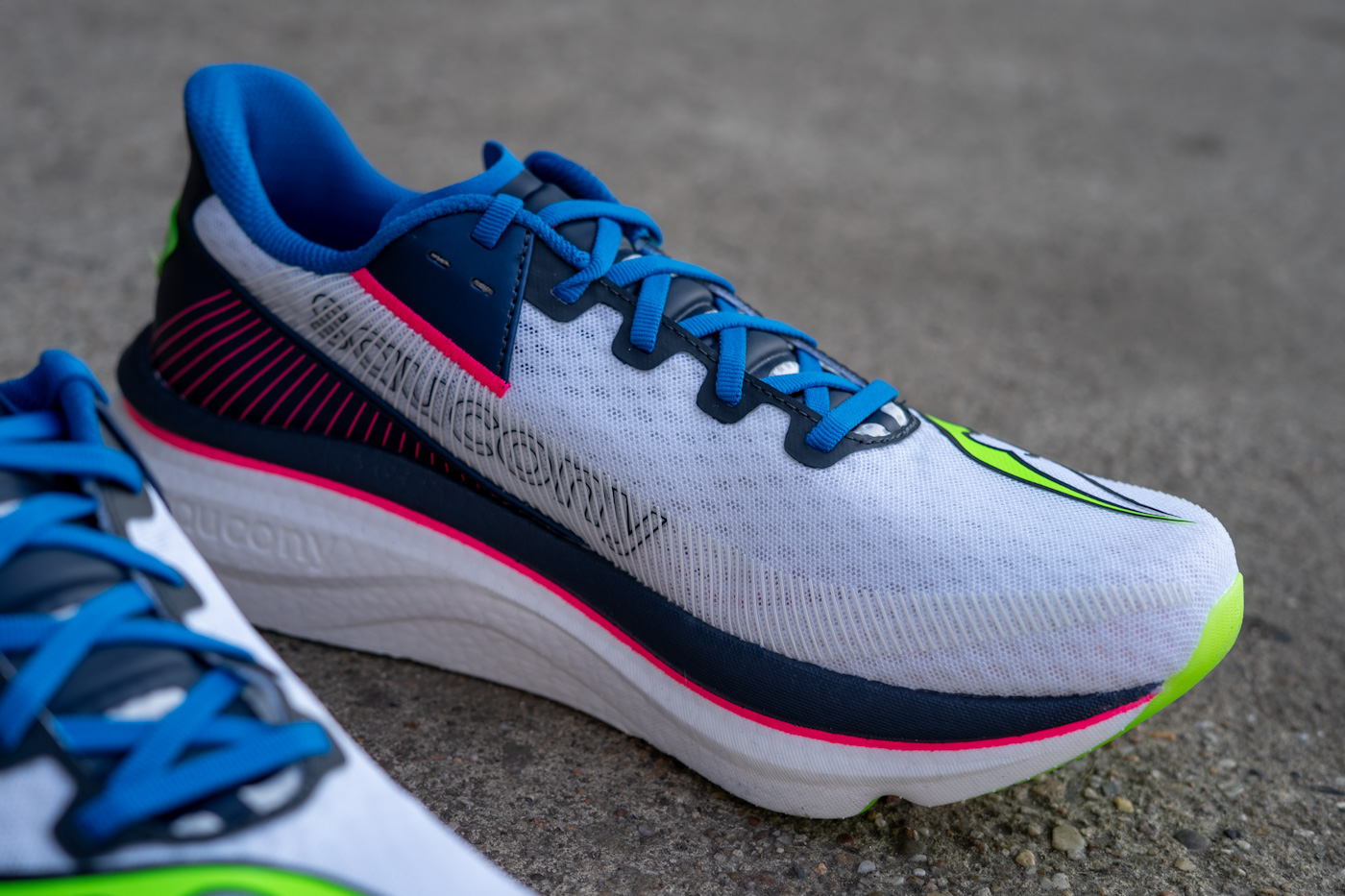 Saucony Endorphin Azura doppellagiges Mesh-Upper