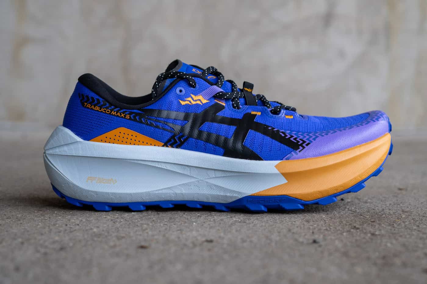 Asics Trabuco Max 5 seitliche Ansicht Max-Cushion-Trailschuh 2026