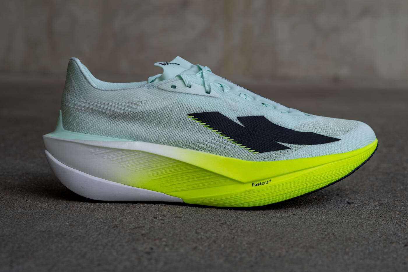 Kiprun Kipstorm Tempo seitliche Ansicht Supertrainer Decathlon
