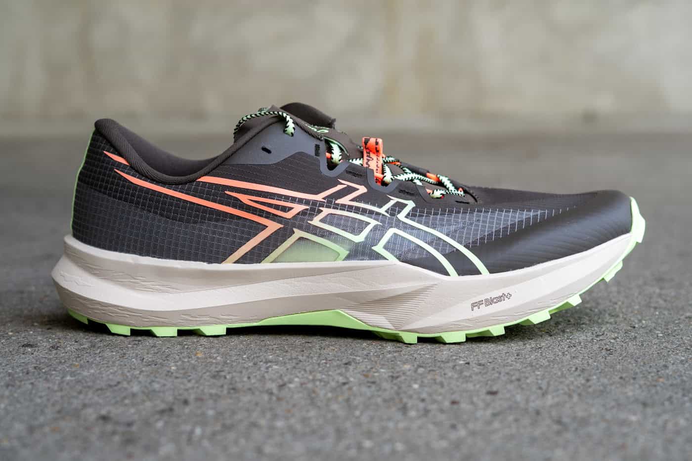 Asics Fuji Lite 7 seitliche Ansicht minimalistischer Trailschuh 2026