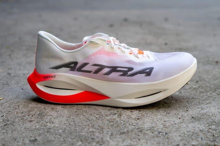 Altra Vanish Carbon 3 Laufschuh auf Asphalt, modern und leicht.