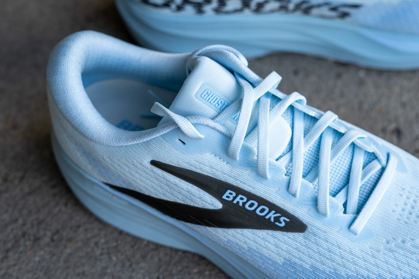 Brooks Ghost AMP Wrap-Knit-Mesh-Upper Fersenkappe Detailansicht