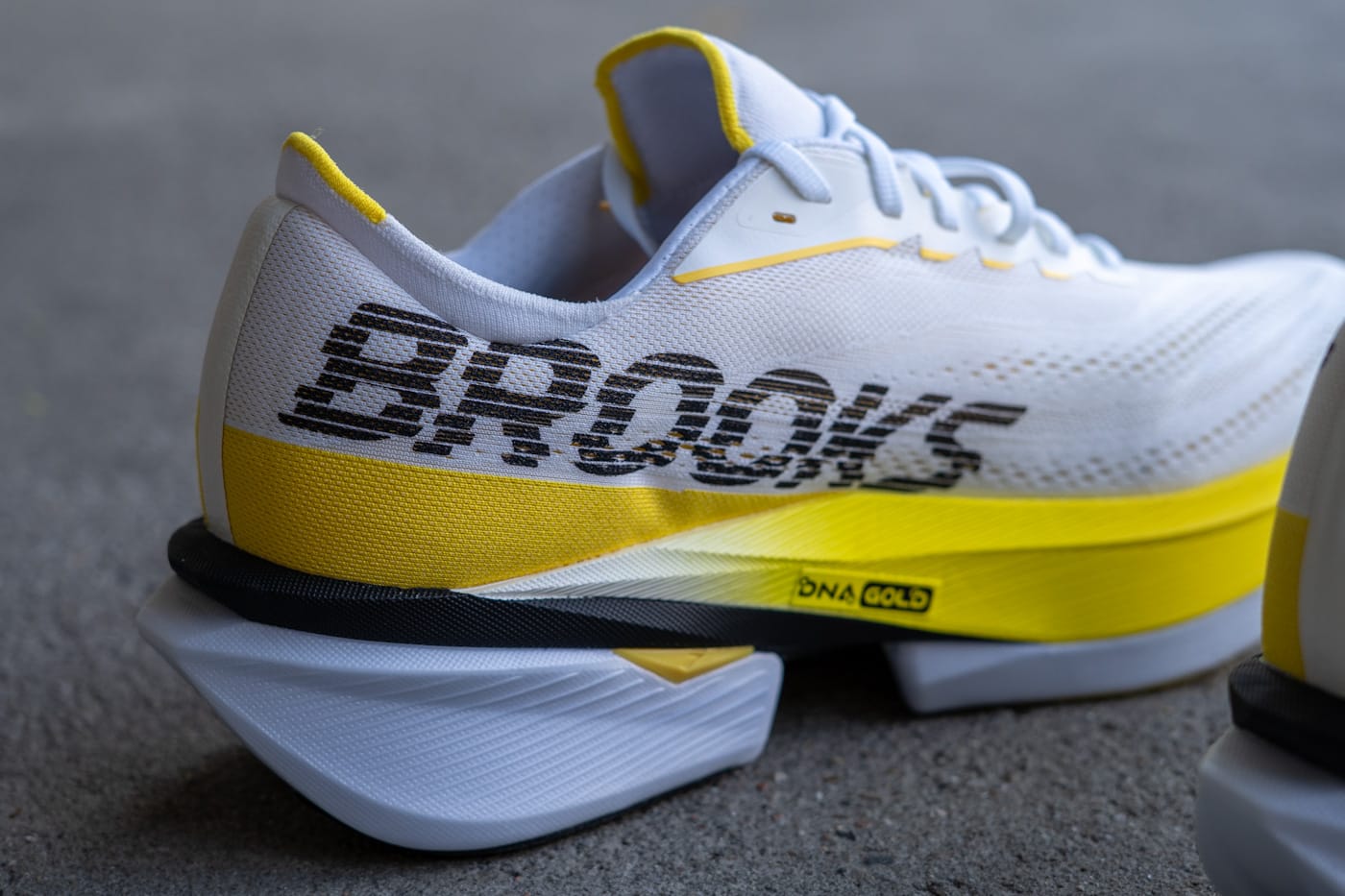 Brooks Hyperion Max 4 Triple-Jacquard-Mesh-Upper elastische Zunge Detailansicht