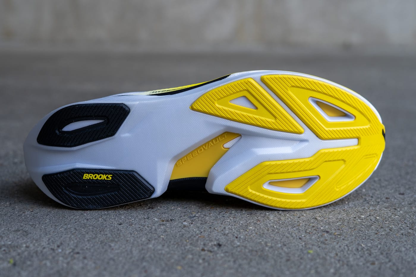 Brooks Hyperion Max 4 Außensohle Gummiverteilung Asphalt Grip