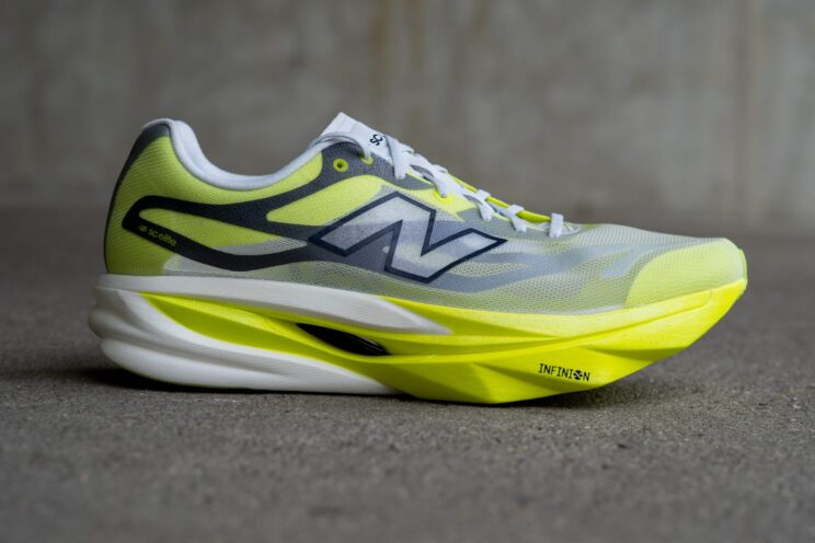 New Balance SC Elite v6 seitliche Ansicht Carbon-Racer 2026