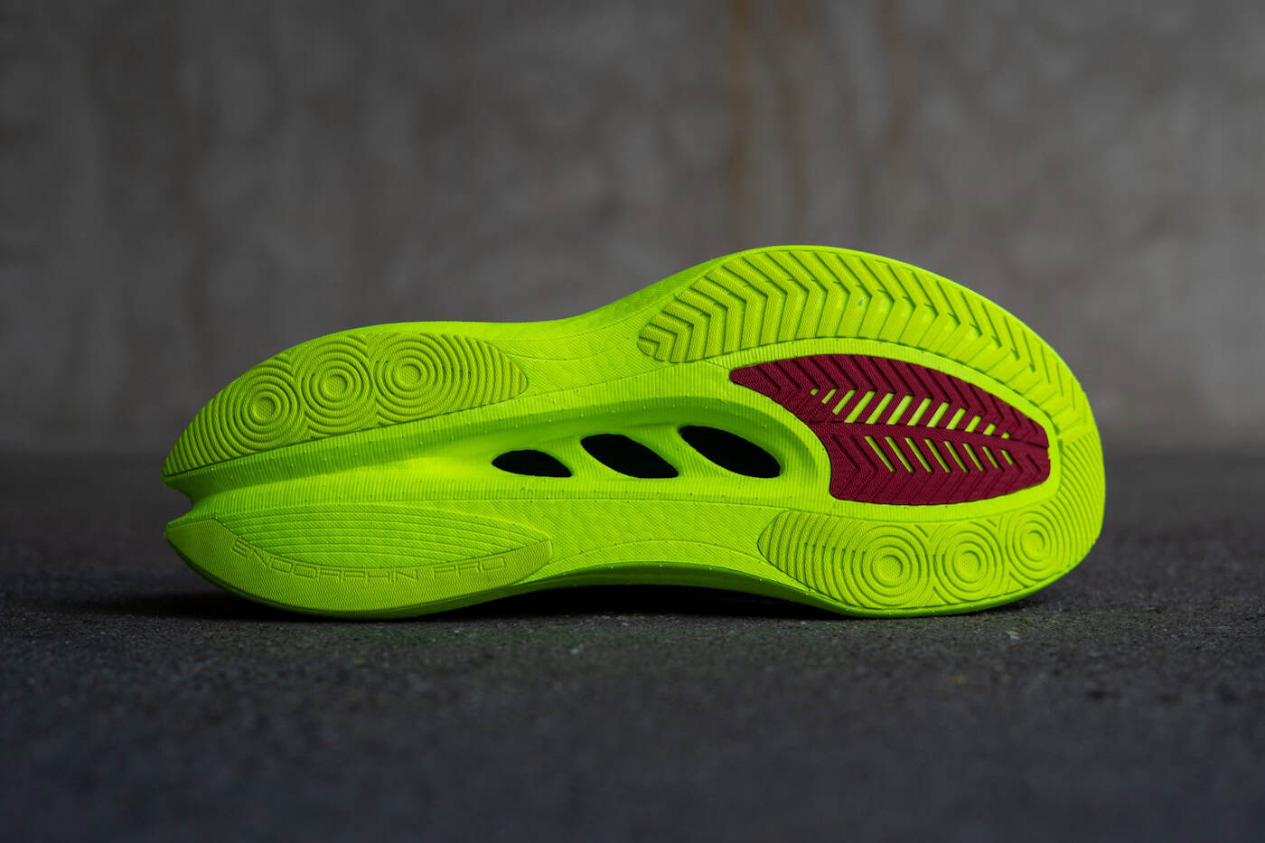 Saucony Endorphin Pro 5 PWRTRAC-Rubber-Außensohle Grip auf Asphalt