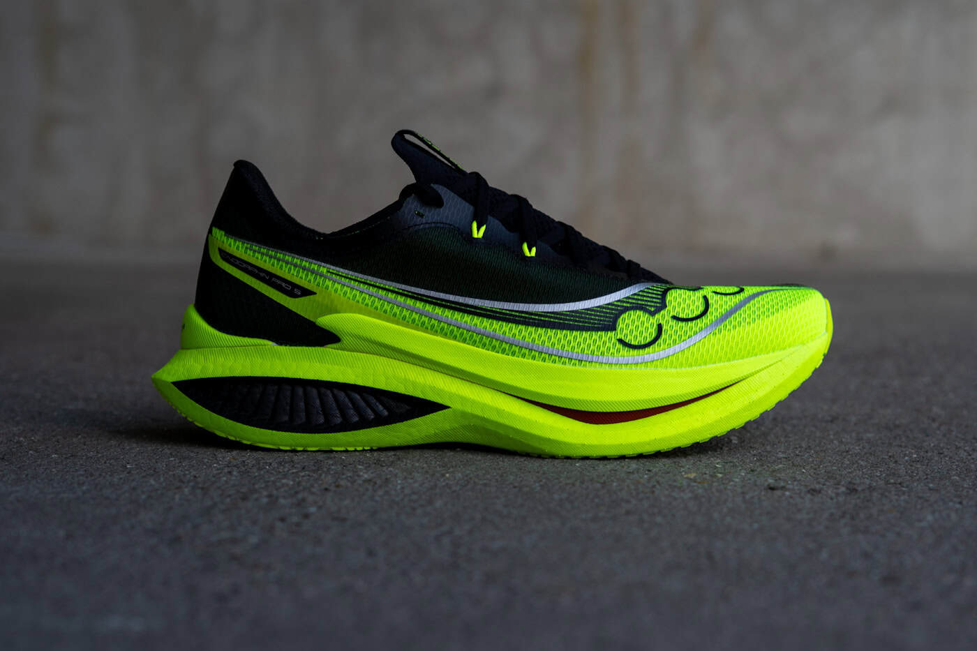 Saucony Endorphin Pro 5 seitliche Ansicht Carbon-Racer 2026