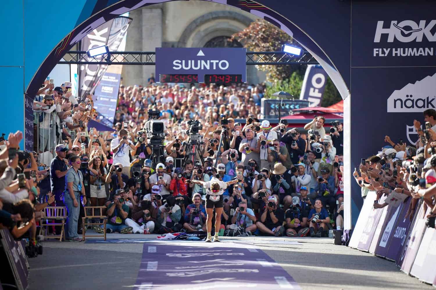 Menschenmenge beim UTMB 2026 Ultramarathon in Frankreich.