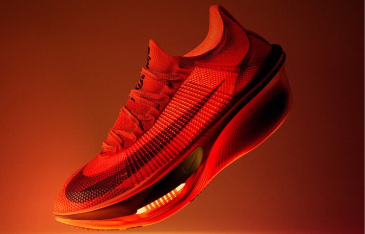 Nike Alphafly 4 seitliche Ansicht Carbon-Racer