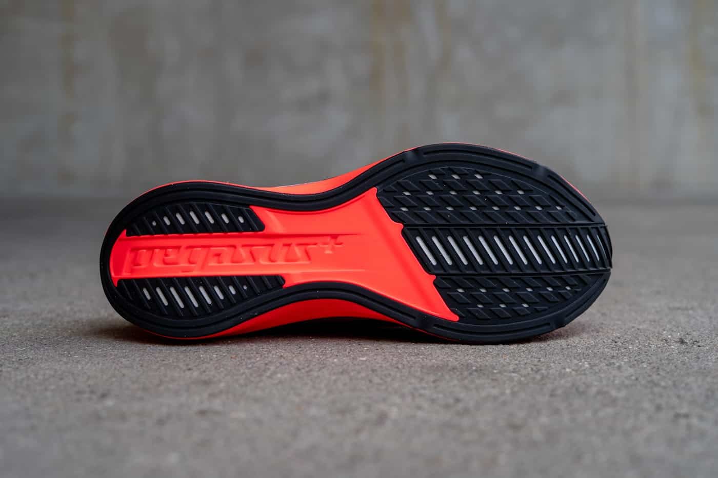 Nike Pegasus Plus 2 Waffeldesign-Außensohle Aussparungen Mittelfuß