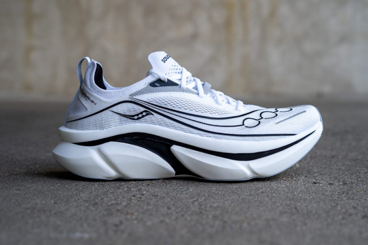 Saucony Endorphin Elite 3 seitliche Ansicht Carbon-Racer