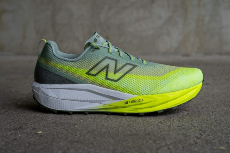 New Balance SC Trail v2 seitliche Ansicht Carbon-Trailschuh