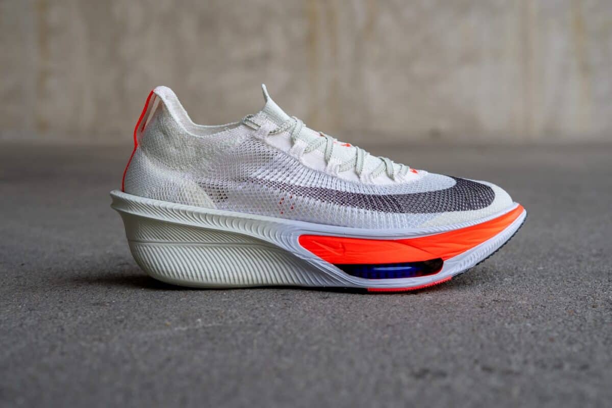 Nike Alphafly 4 seitliche Ansicht Carbon-Racer
