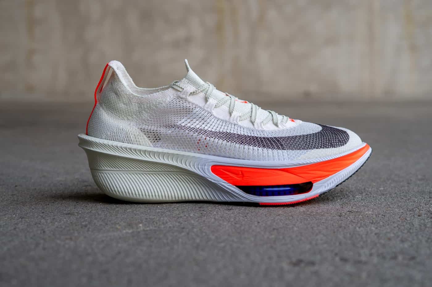 Nike Alphafly 4 seitliche Ansicht Carbon-Racer